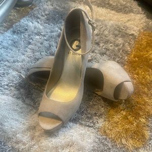 Size 7 Guess pumps